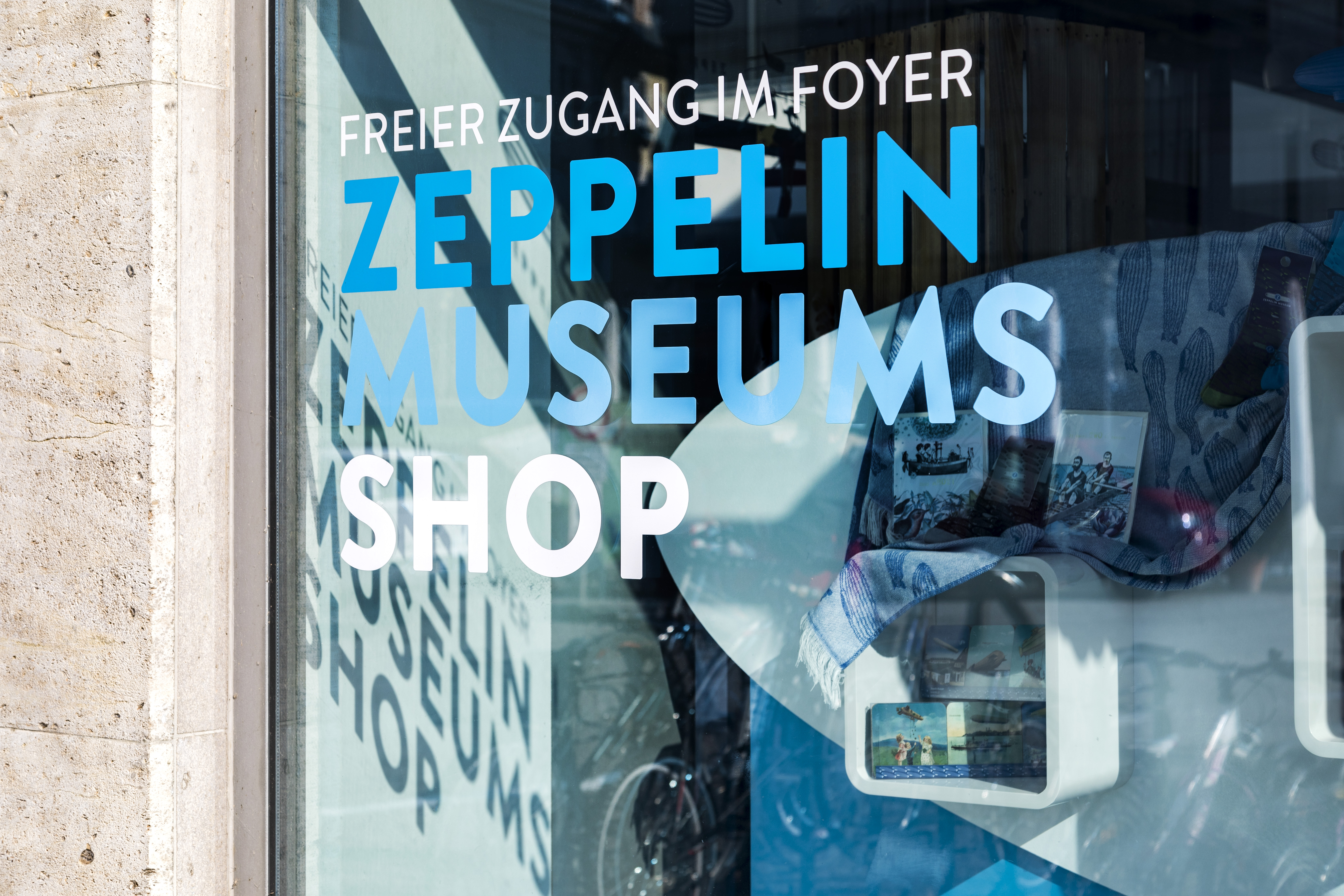 Vitrine des Zeppelin Museum Shops